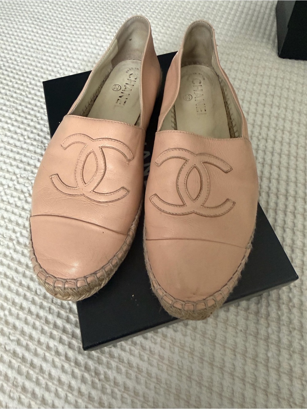 CHANEL Blush Leather Espadrilles with Interlocking CC